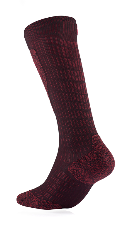 Un calzino lungo di colore rosso bordeaux con un motivo che si erge con una leggera angolazione sul pavimento.