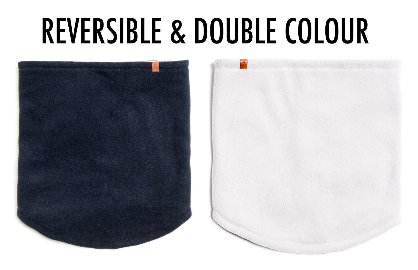 Reversibler Neckwarmer: Marineblau und Weiß Fleece mit kleinem, braunem Logo-Patch. "REVERSIBLE & DOUBLE COLOUR" Schriftzug oben.
