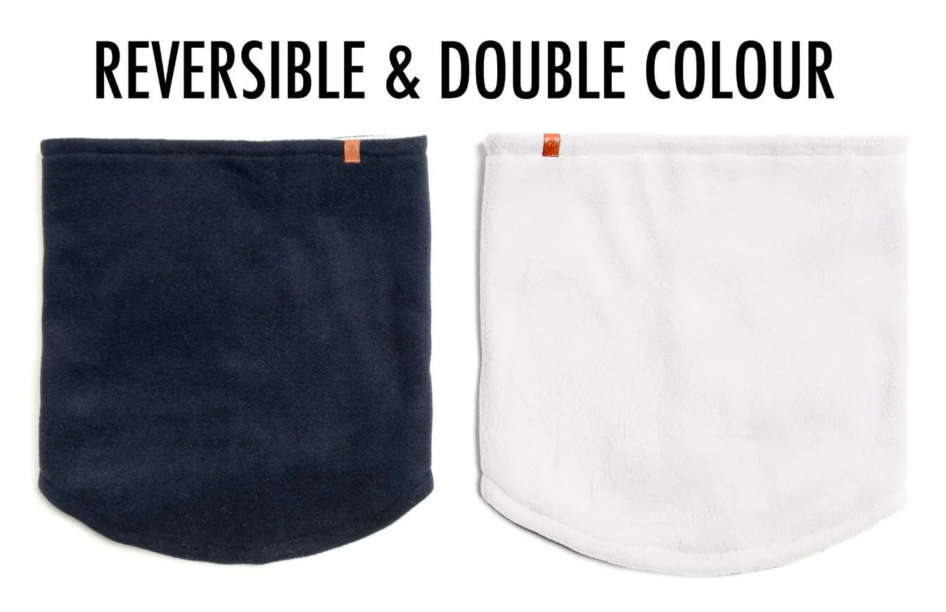 Reversibler Neckwarmer: Marineblau und Weiß Fleece mit kleinem, braunem Logo-Patch. "REVERSIBLE & DOUBLE COLOUR" Schriftzug oben.