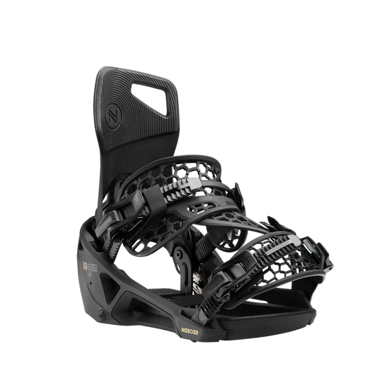 Fixation de snowboard noire Une fixation de snowboard noire avec un dos haut et des sangles réglables sur un fond blanc.