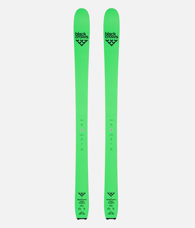 Zwei grüne Black Crows Navis Freebird Ski, von oben nach unten ausgerichtet.