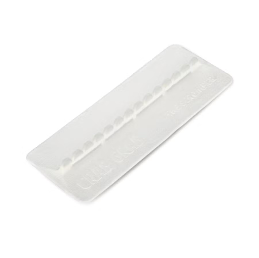 Transparentes, rechteckiges Crab Grab Scromper Clear Snowboard-Accessoire mit strukturierter Oberfläche für mehr Halt. Mittig eine erhöhte Reihe kleiner, abgerundeter Zähne zum Entfernen von Schnee und Eis von den Bootsohlen und als Stomp Pad.