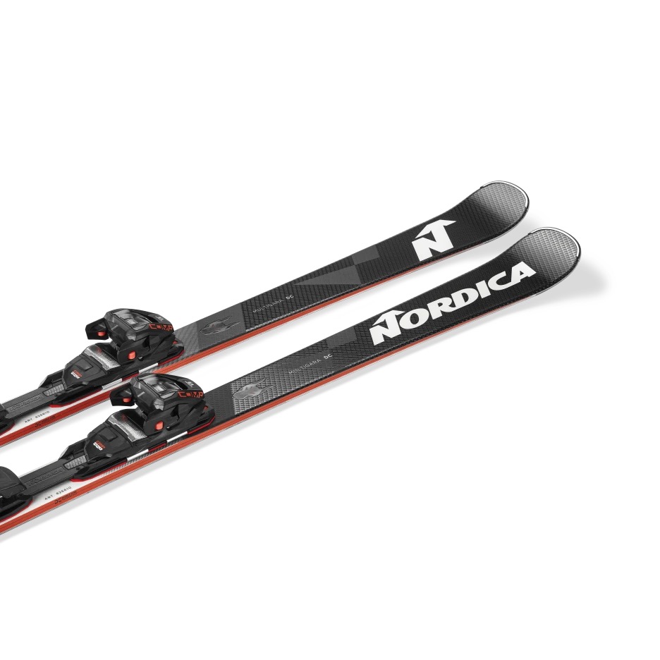 Deux Nordica Ski noirs avec fixations sont posés en diagonale sur un fond blanc. La marque et une flèche sont visibles sur les skis.