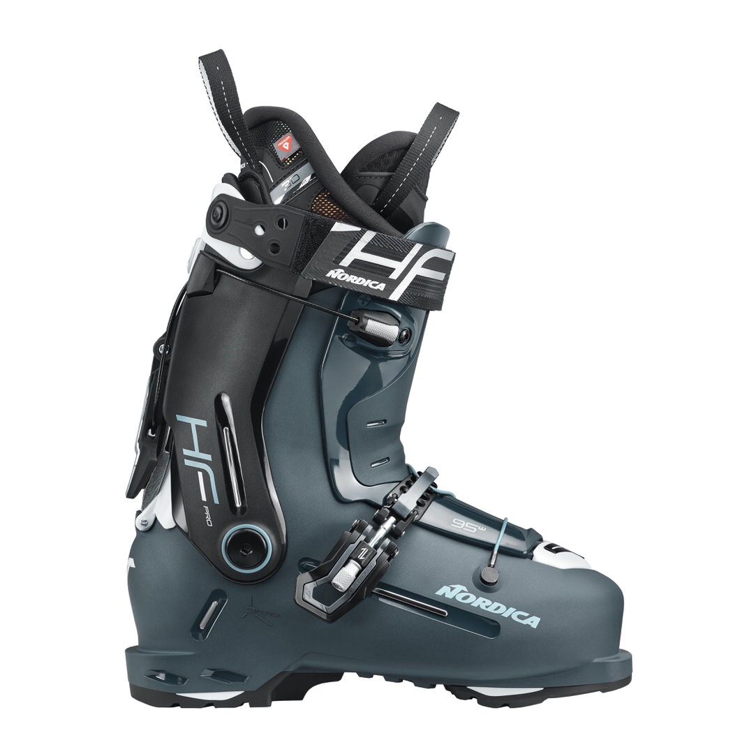 Blau-grauer Nordica HF Pro 95 W GW Skischuh von der Seite, mit schwarzer Manschette und weißen Akzenten.