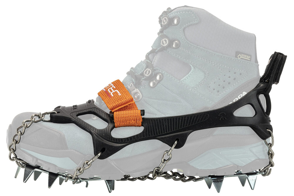 Trekking-Schuh mit Steigeisen Profilansicht von einem Trekking-Schuh mit montierten Alp 2.0 Steigeisen. Die Schuhkrallen bestehen aus Ketten, Stahlplatten und einem orangefarbenen Riemen.