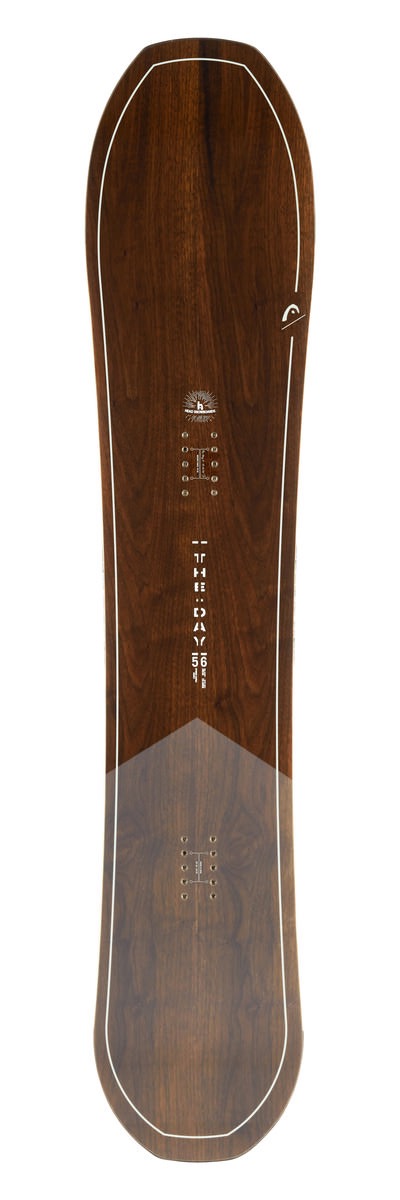 Le snowboard "THE DAY" avec un placage en bois, des lignes de carres blanches et des points de montage pour les fixations.