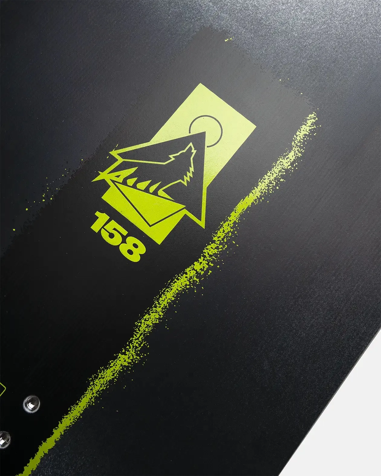 Il simbolo del lupo stilizzato di colore verde chiaro con il numero 158 e una linea di colore verde chiaro è disposto in diagonale su sfondo nero.