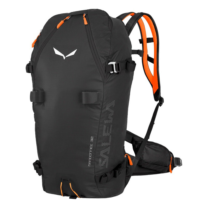 Schwarzer Salewa Randonee 32L Rucksack mit orangefarbenen Akzenten, seitlicher Ansicht.