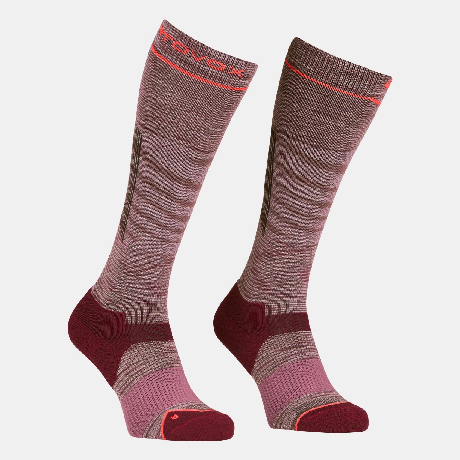 Chaussettes de ski rayées Deux longues chaussettes à rayures pour le ski, rouge bordeaux et violet, avec une compression douce.