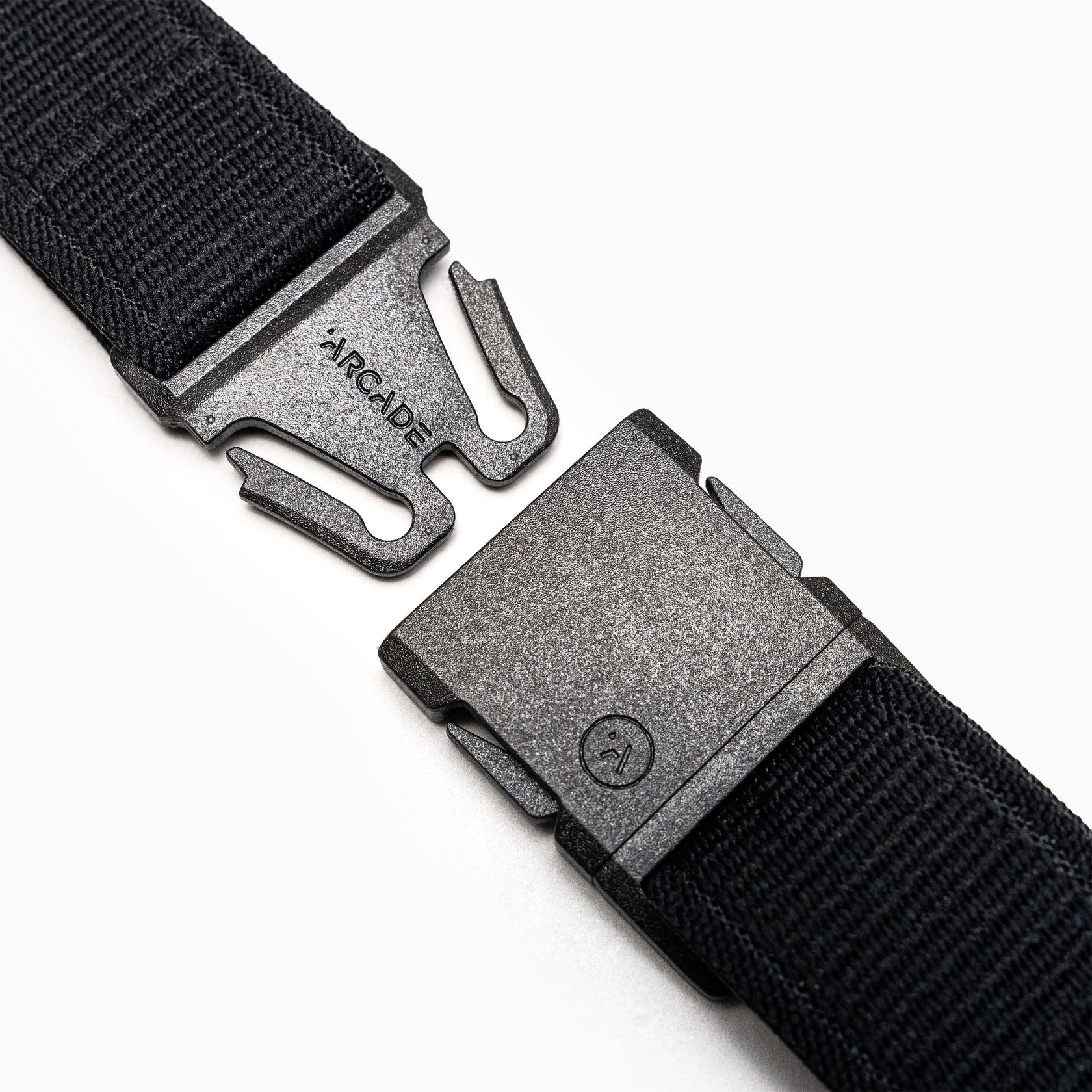Gros plan : ceinture noire Arcade Atlas avec boucle ouverte. La sangle est clairement visible.