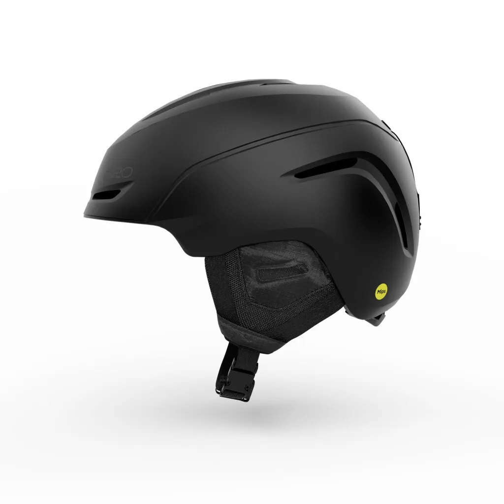 Ein matter, schwarzer Skihelm mit integrierten Ohrenschützern und Belüftungsöffnungen. Ein gelber MIPS-Aufkleber ist sichtbar.