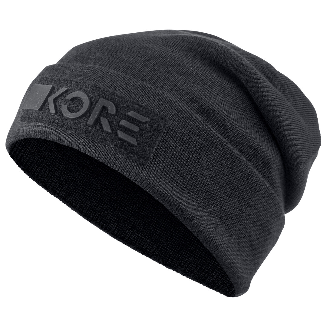Schwarze KORE Beanie, Nahaufnahme, Textur sichtbar, Logo auf der Stirnseite.