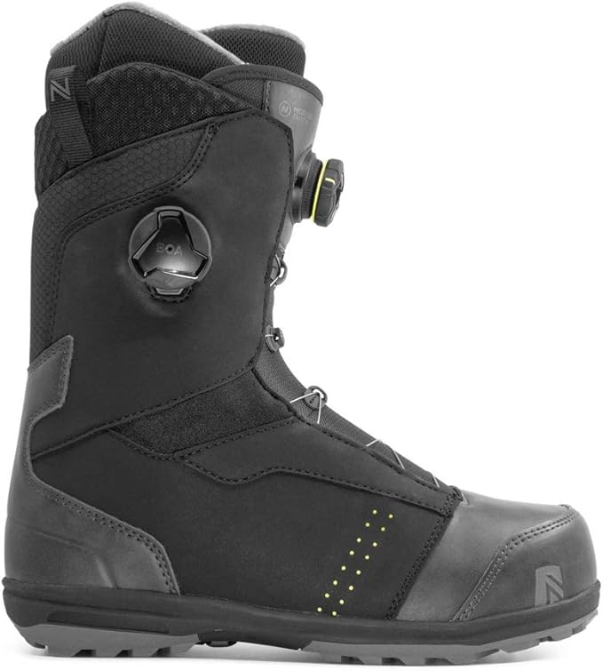 Schwarzer Nidecker Triton Boa Snowboard Boot von der Seite. Das Boa Schnürsystem ist gut sichtbar.
