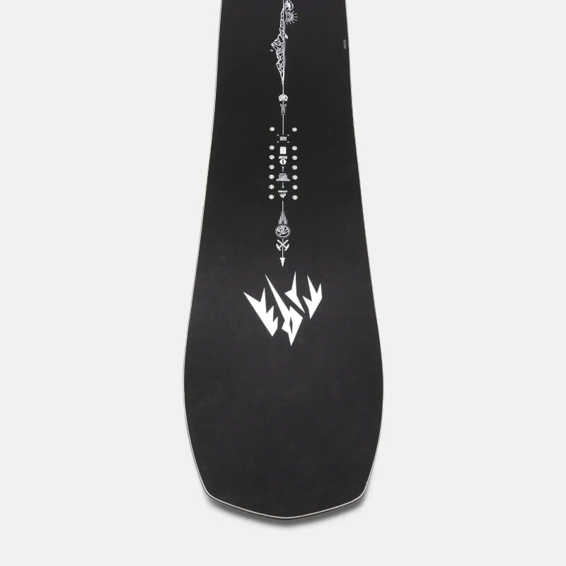 Jones Flagship Pro Snowboard Detailansicht des Jones Flagship Pro Snowboards mit weißem Logo und grafischen Elementen auf schwarzem Hintergrund.