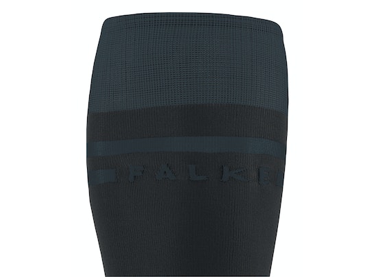 FALKE SK7 Race Kniestrumpf Detailaufnahme eines FALKE SK7 Race Herren Skiing Kniestrumpfes in dunklen Farbtönen mit Falke Schriftzug.