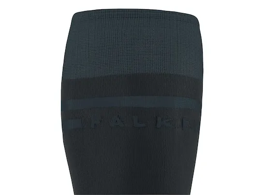 Detailaufnahme eines FALKE SK7 Race Herren Skiing Kniestrumpfes in dunklen Farbtönen mit Falke Schriftzug.