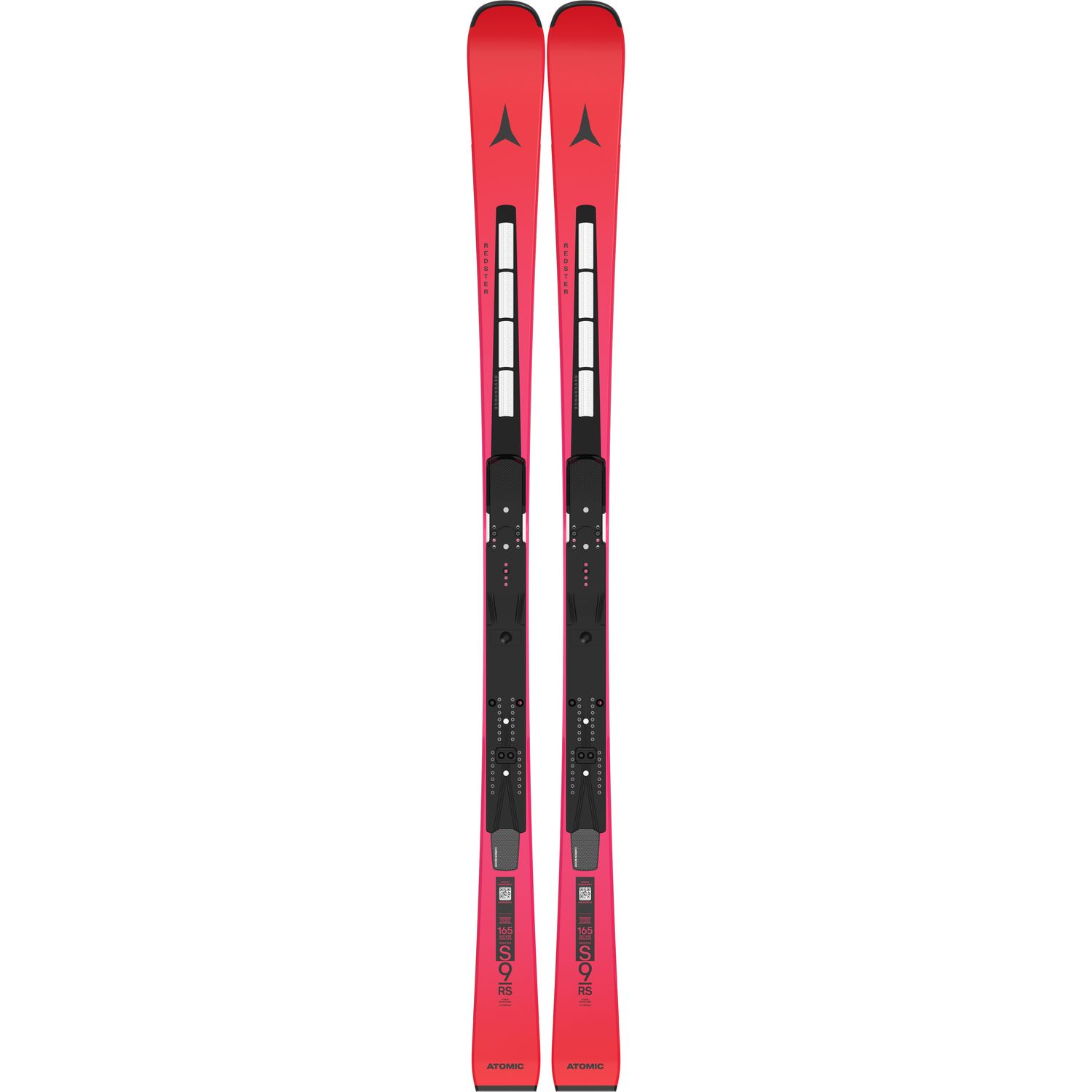 Rotes Paar Ski, nebeneinander angeordnet, mit schwarzen Bindungen und grafischen Elementen, auf einem weißen Hintergrund.