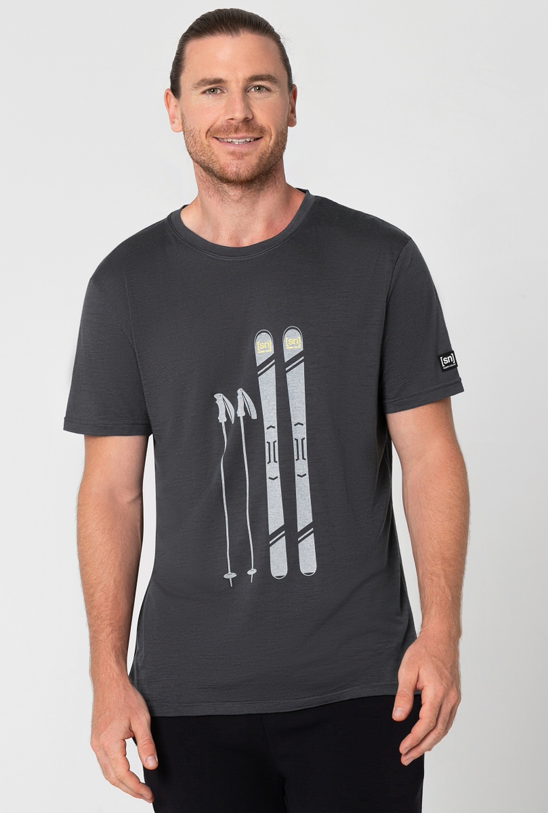 Uomo che indossa una t-shirt grigia con stampa di sci.