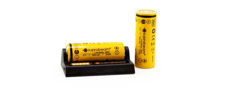 Batterie Suprabeam Q7xrs Batterie Suprabeam Q7xrs gialle: una batteria è nel caricatore, l'altra è accanto.