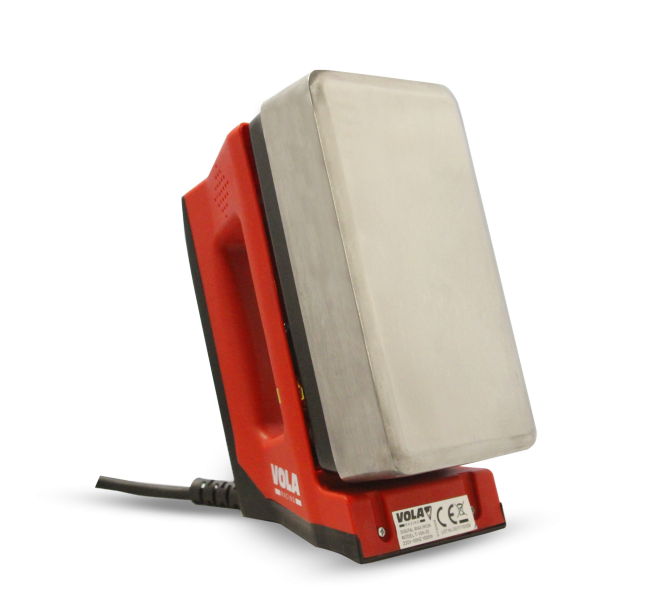 Rotes Digital Iron Pro Wachseisen mit silberner Heizplatte und schwarzem Kabel.