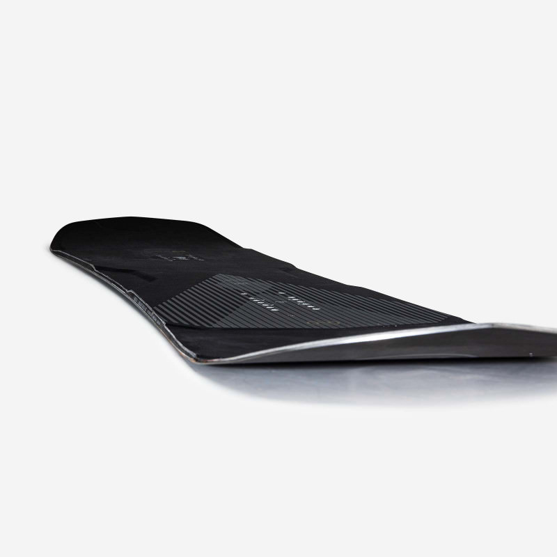 Nahaufnahme eines Nidecker Megalight Snowboards, Fokus auf Design und Profil.