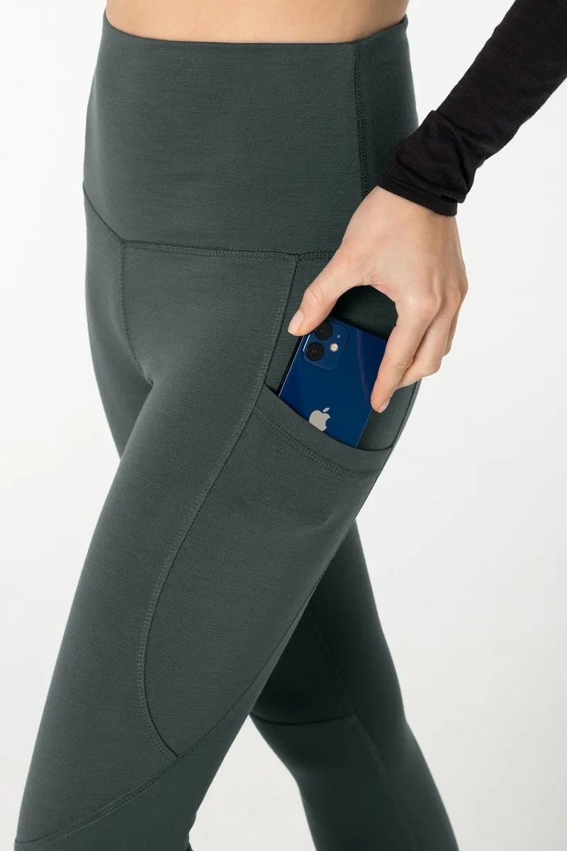 Nahaufnahme der Favourite Tights in Anthrazit mit Seitentasche und Handy.
