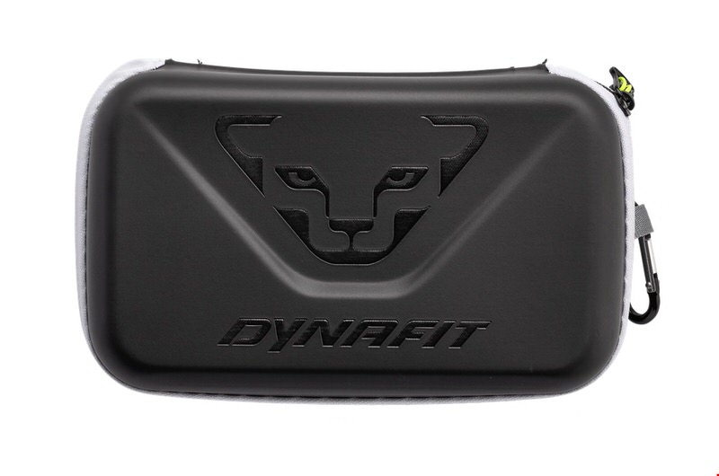 Schwarzes Dynafit Trail Evo Brillenetui mit Dynafit Logo und einem Karabinerhaken.