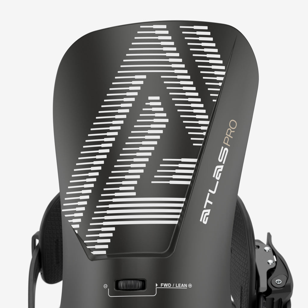 Gros plan sur une fixation de snowboard noire Union Atlas Pro avec un motif graphique blanc et l'inscription "ATLAS PRO".