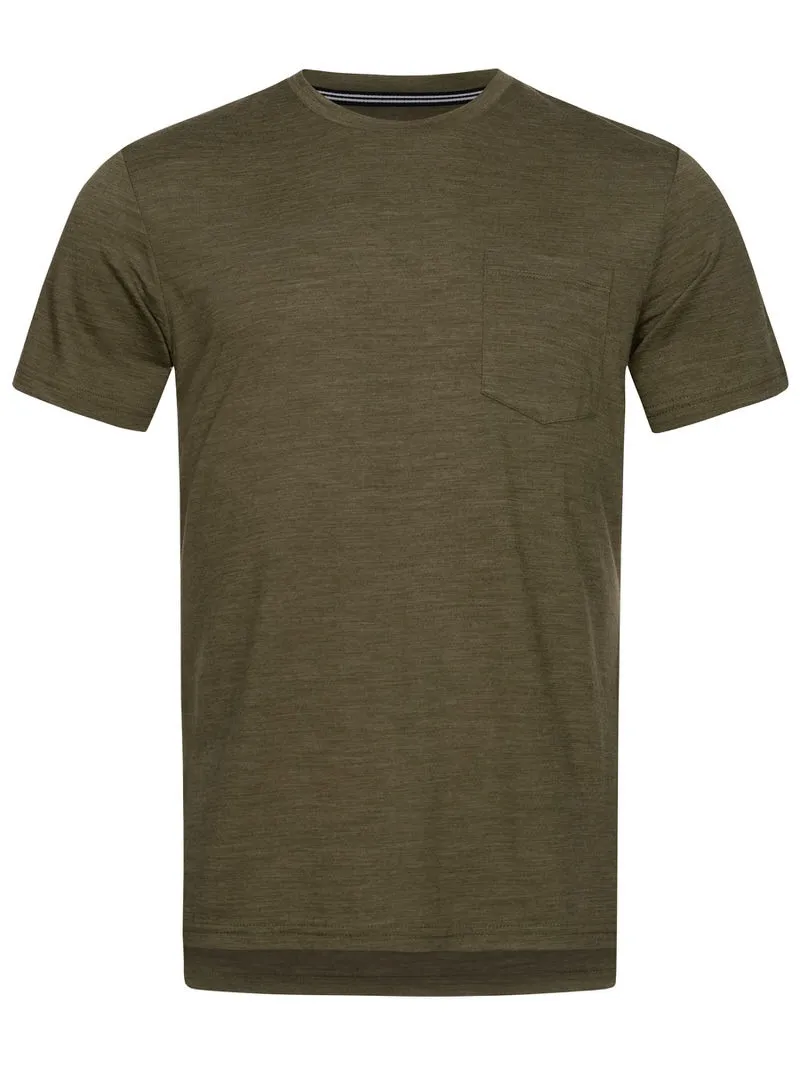 T-shirt da uomo color oliva con taschino sul petto. La City Tee ha uno scollo rotondo e maniche corte.