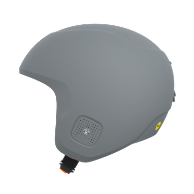 Grauer Ski- oder Snowboardhelm mit Belüftungsöffnungen und einem kleinen gelben Aufkleber an der Seite. Das Kinnband ist schwarz.