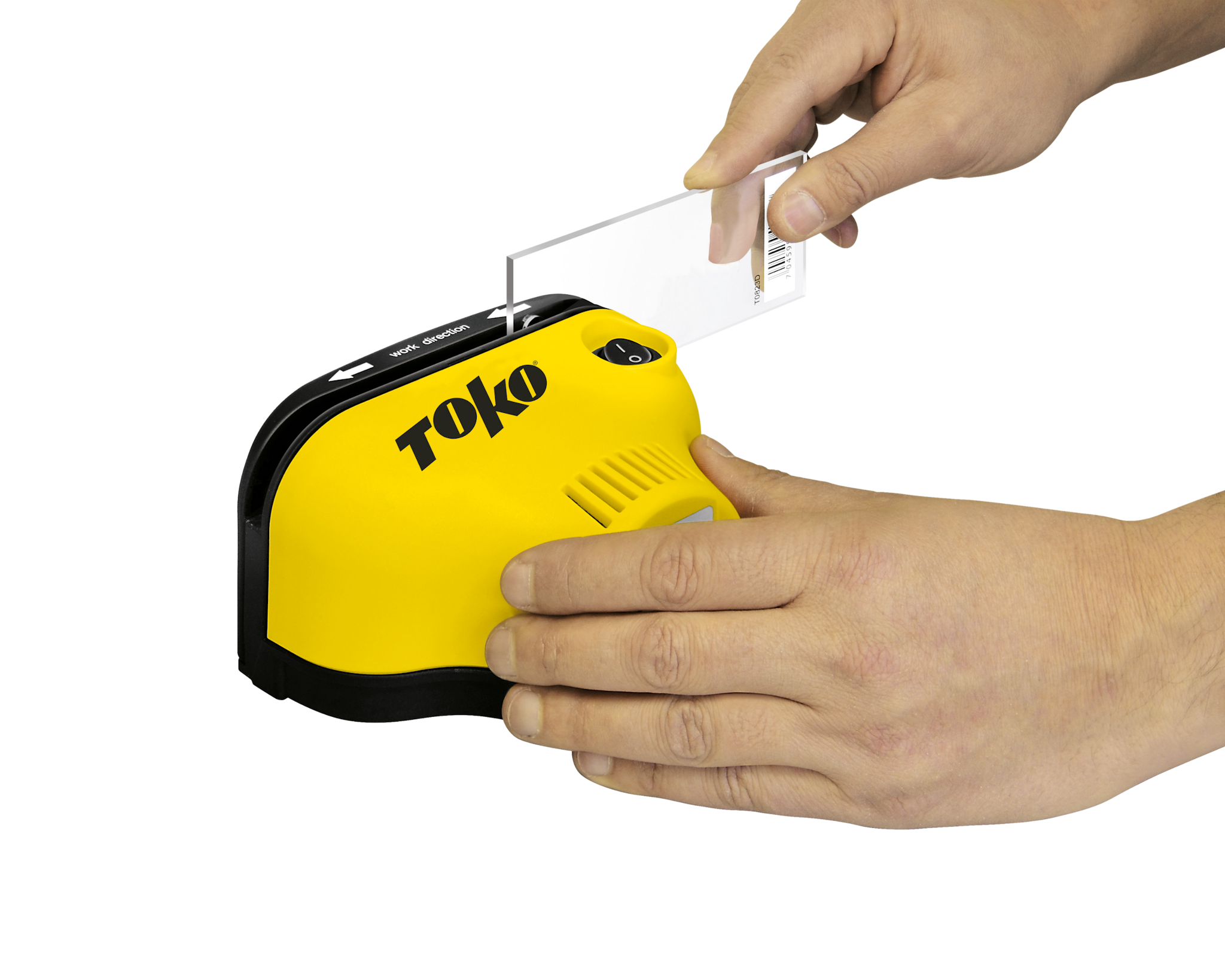 Gelbes TOKO-Gerät mit Händen, die eine transparente Karte einführen. Auf dem Gerät steht "work direction" mit einem Pfeil.