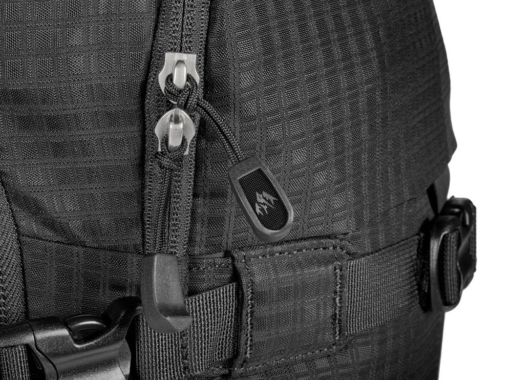 Schwarzer Rucksack Detail Detailaufnahme eines schwarzen Jones DSCNT RAS Rucksacks mit Reißverschluss und Schnalle. Das Material ist strukturiert.