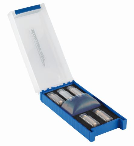 Geöffneter blauer Kasten mit transparentem Deckel; darin vier Rollen für Cross Structure Tool Nordic.