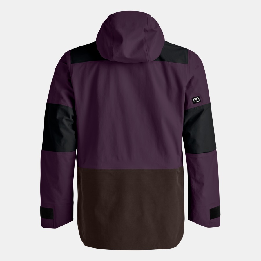 Rückansicht einer Winterjacke in Lila, Braun und Schwarz mit Kapuze, vor einem hellgrauen Hintergrund.