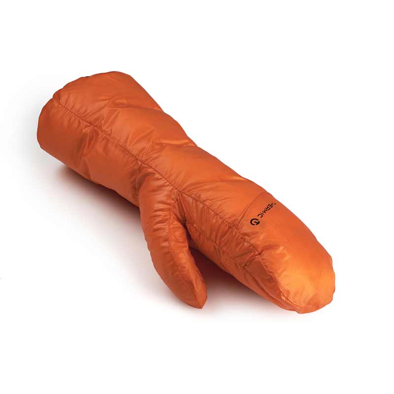 Ein orangefarbener Therm-ic Mountain Ultra Warm Fäustling liegt isoliert auf weißem Hintergrund.
