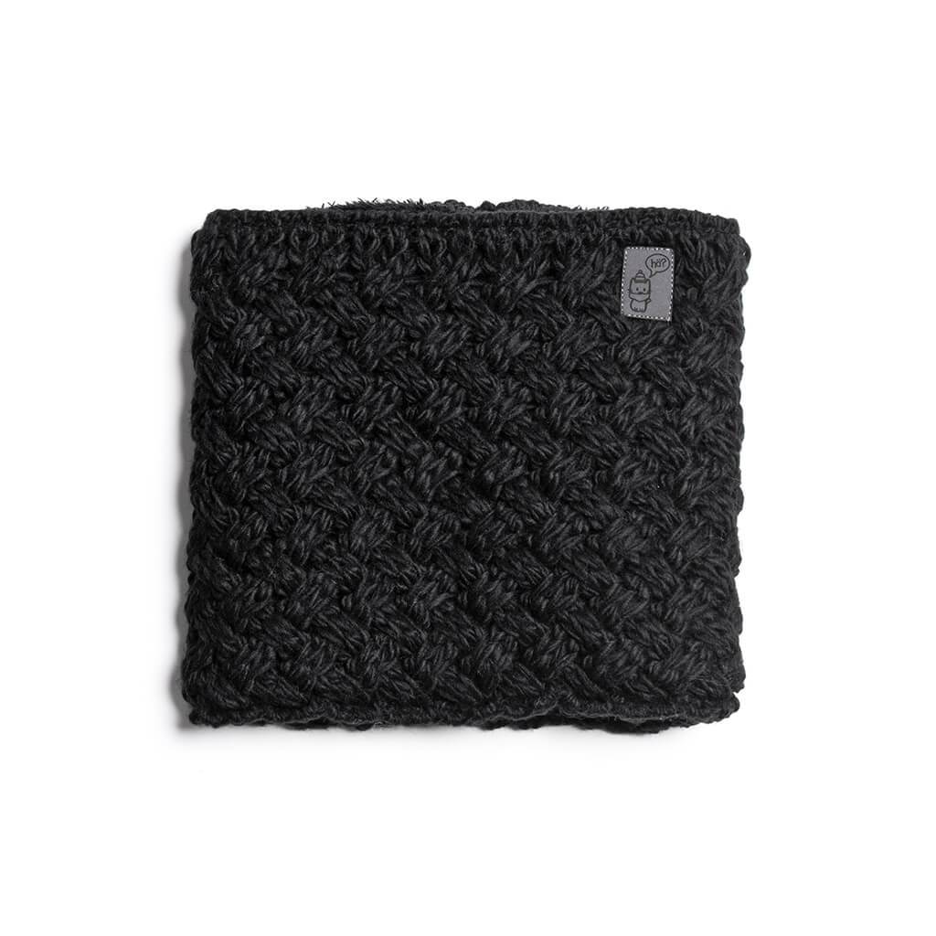 Ein schwarzer, gestrickter Stroller Neckwarmer liegt flach vor einem weißen Hintergrund.