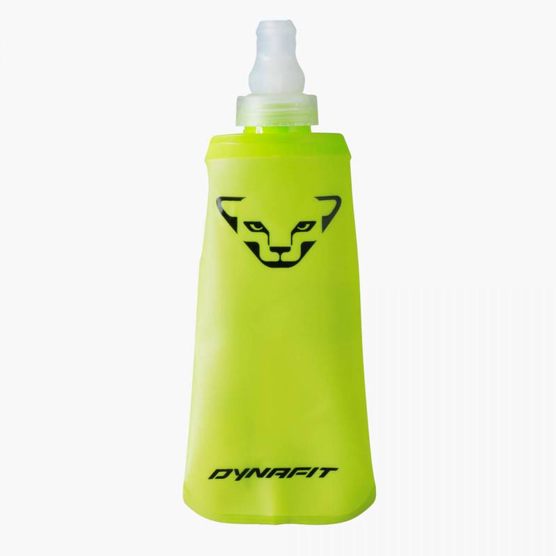 Eine grüne Dynafit Flask mit schwarzem Logo und durchsichtigem Trinkverschluss vor einem weißen Hintergrund.