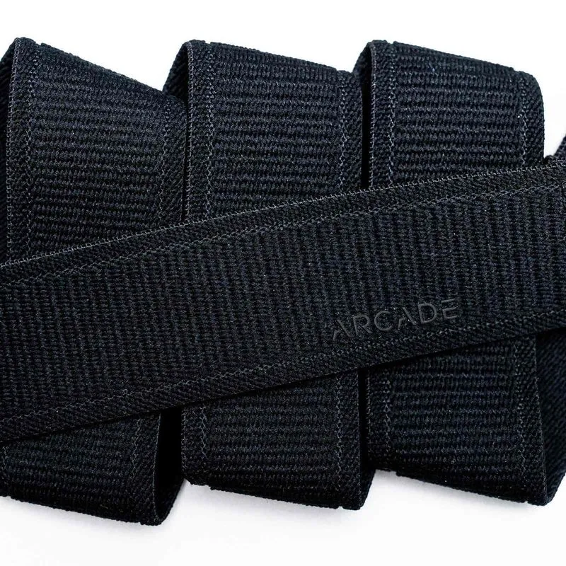 Gros plan sur la ceinture noire Arcade Atlas avec le motif textile tissé visible et le logo de la marque.