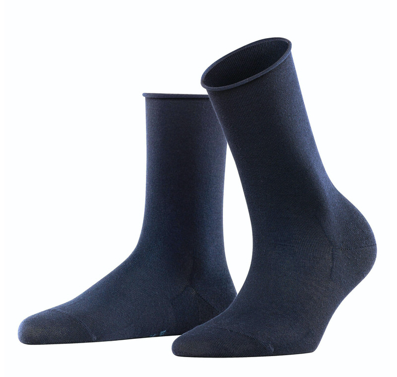 Zwei dunkelblaue Damen Socken, Active Breeze, mit gerolltem Bund und verstärkten Zonen auf weißem Hintergrund.