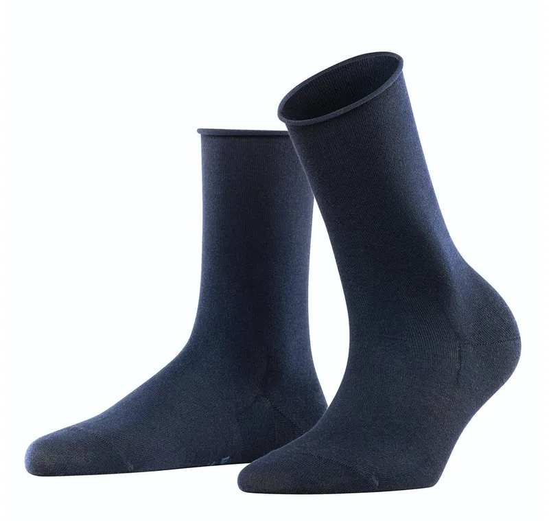Two dark blue ladies' socks, Active Breeze, with rolled cuff and reinforced zones on a white background.