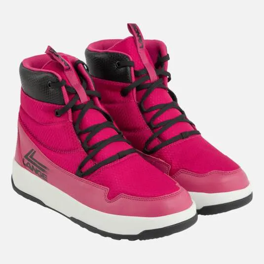 Pinkfarbene, hohe Freizeitschuhe mit schwarzen Schnürsenkeln und weißer Sohle.