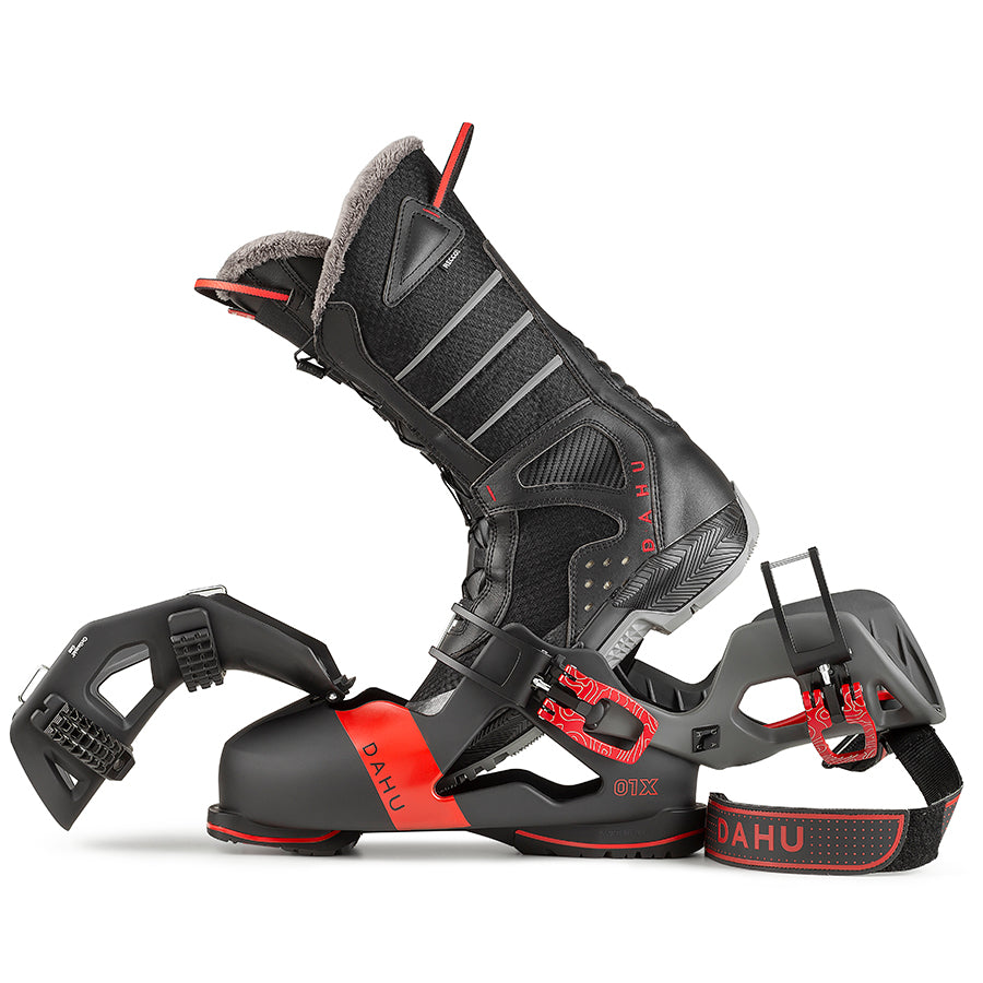 Dahu Chaussure de ski Ecorce 01X Dahu Chaussure de ski Ecorce 01X en noir et rouge, construction ouverte, chausson visible, vue latérale.