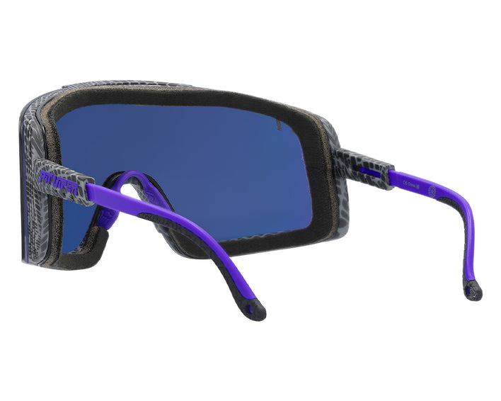 Sonnenbrille "The Mangrove": Seitliche Ansicht mit lila Bügeln und gemustertem Rahmen.