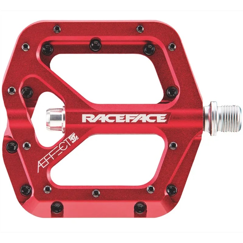 Nahaufnahme des roten Aeffect Pedals mit Herstellerlogos.
