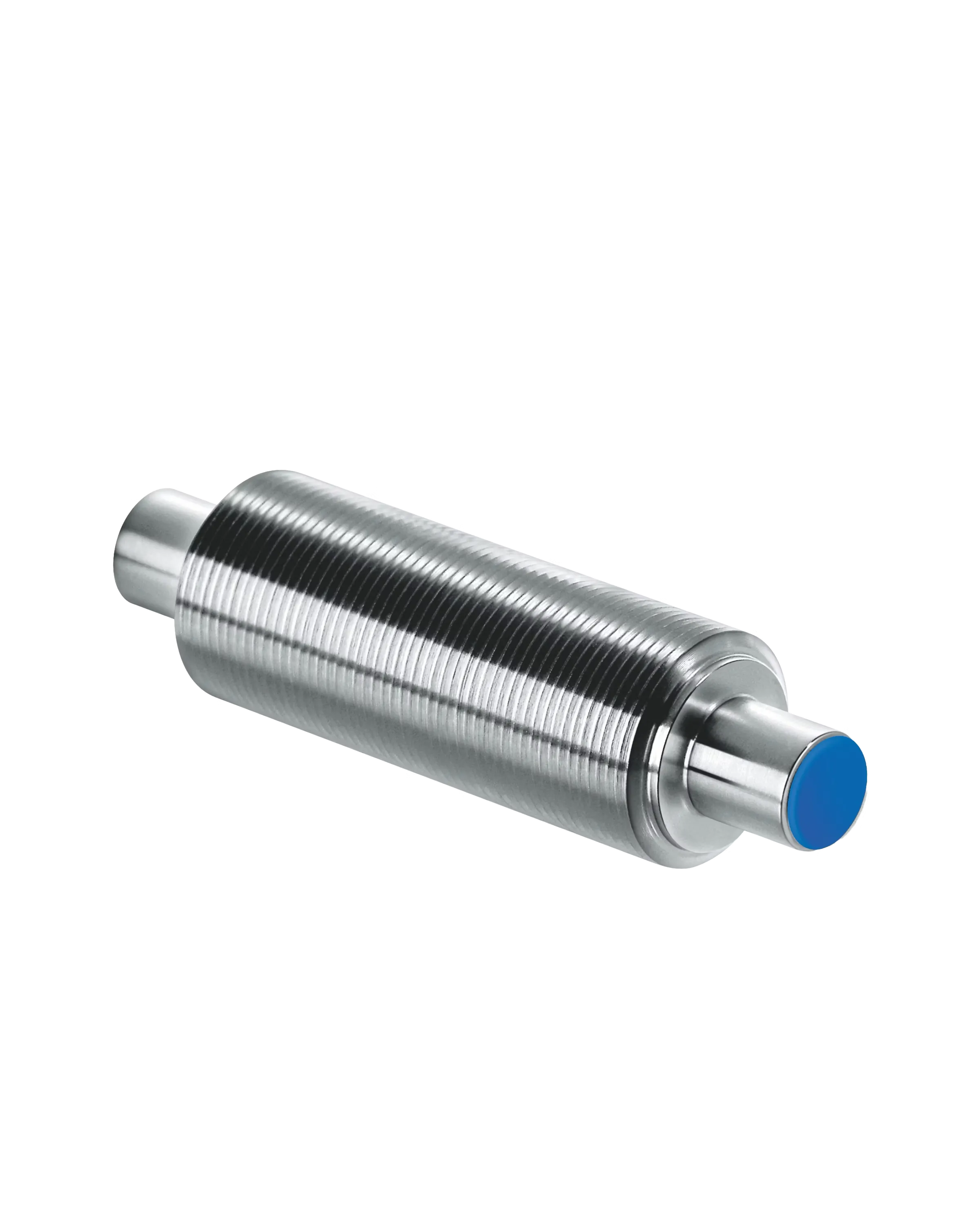 Un componente metallico cilindrico e lucido con sottili scanalature e parti terminali blu si trova in diagonale su uno sfondo bianco.