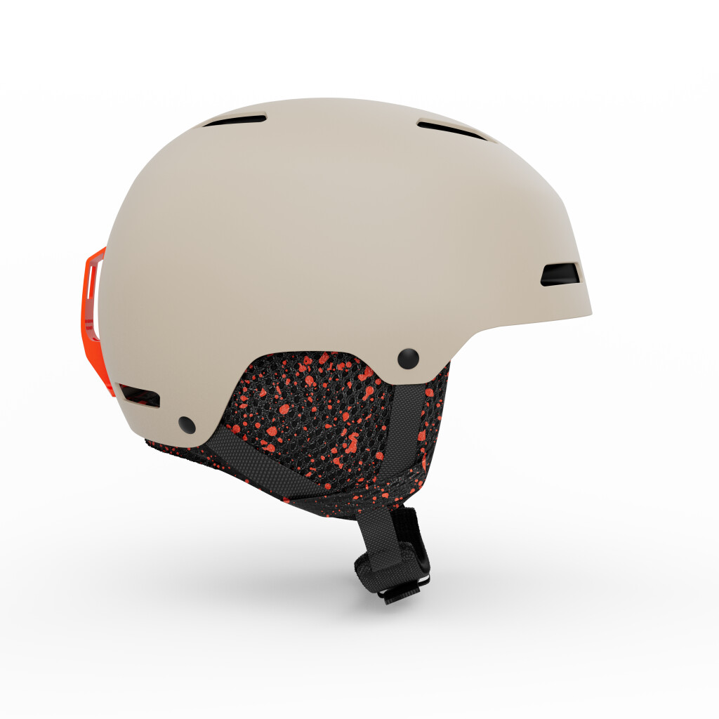 Un casque de ski beige avec des trous d'aération noirs et des accents orange sur le côté, fixé par une sangle noire.
