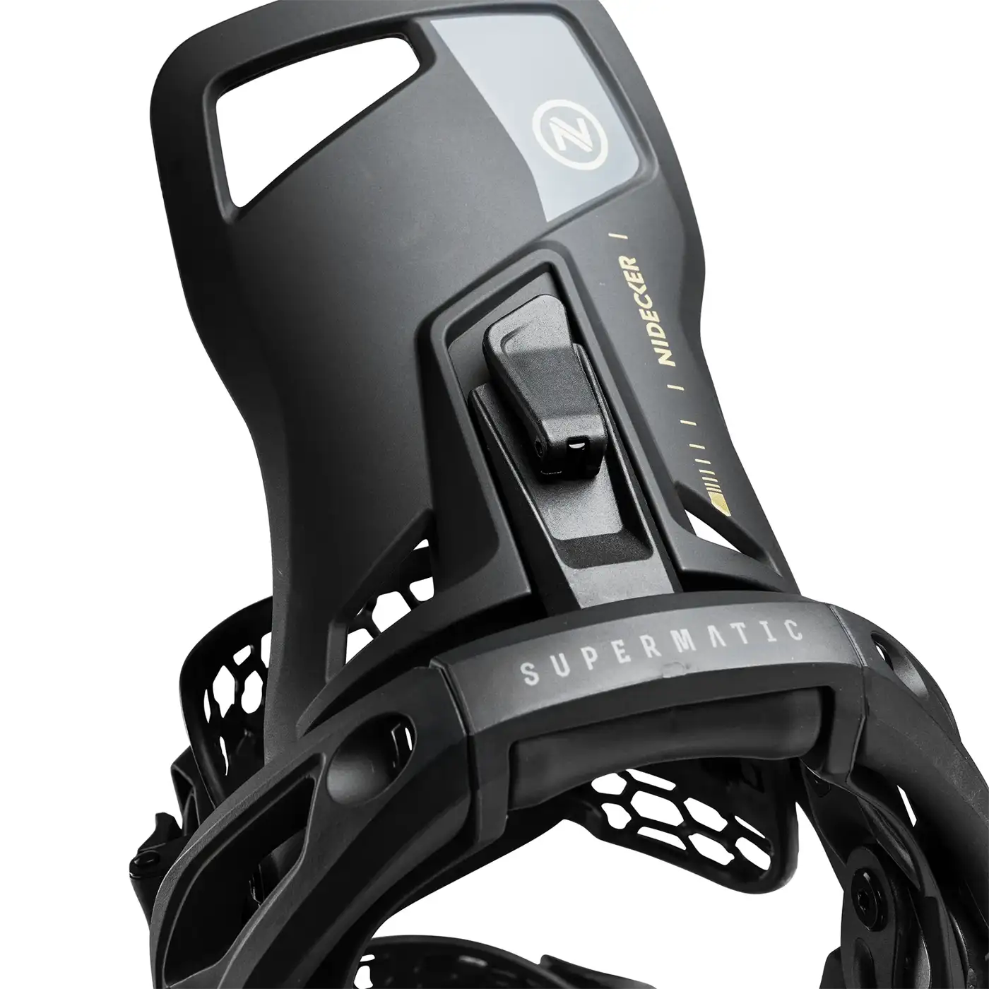 Gros plan sur une fixation de snowboard noire avec un motif de grille et l'inscription "SUPERMATIC".