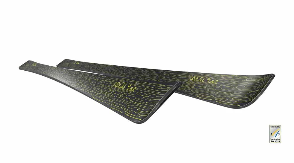 Zwei Ramser FIS SL Ski mit gelbem Linienmuster auf dunklem Grund. Die Ski sind nebeneinander angeordnet.