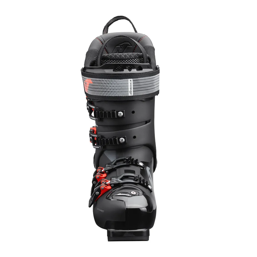 Scarpone da sci Nordica Speedmachine 3 130 GW nero con fibbie rosse, isolato su sfondo bianco.