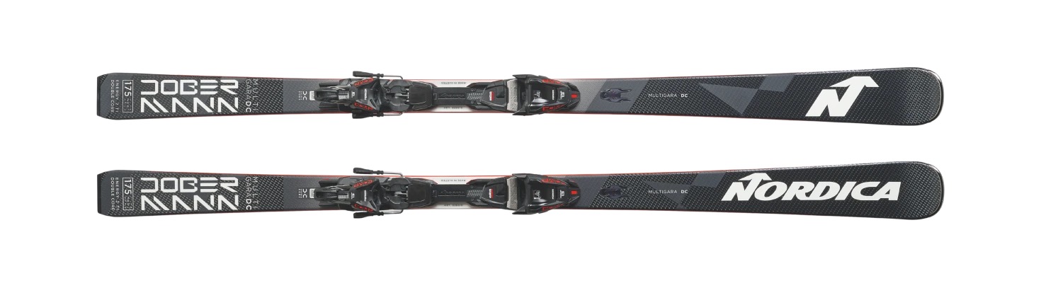 Deux Nordica Dobermann Multigara DC Ski sont parallèles, avec des fixations et un design noir, blanc et rouge.